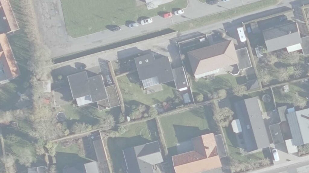Satellitbillede af nærområdet omkring Rindsvej, 8920 Randers, der viser den eksisterende bolig og området omkring den, der skal modtage en tilbygning på 28 m². Billedet giver et overblik over de omkringliggende bygninger og veje.