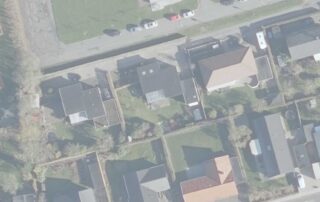 Satellitbillede af nærområdet omkring Rindsvej, 8920 Randers, der viser den eksisterende bolig og området omkring den, der skal modtage en tilbygning på 28 m². Billedet giver et overblik over de omkringliggende bygninger og veje.