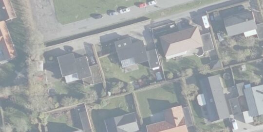 Satellitbillede af nærområdet omkring Rindsvej, 8920 Randers, der viser den eksisterende bolig og området omkring den, der skal modtage en tilbygning på 28 m². Billedet giver et overblik over de omkringliggende bygninger og veje.