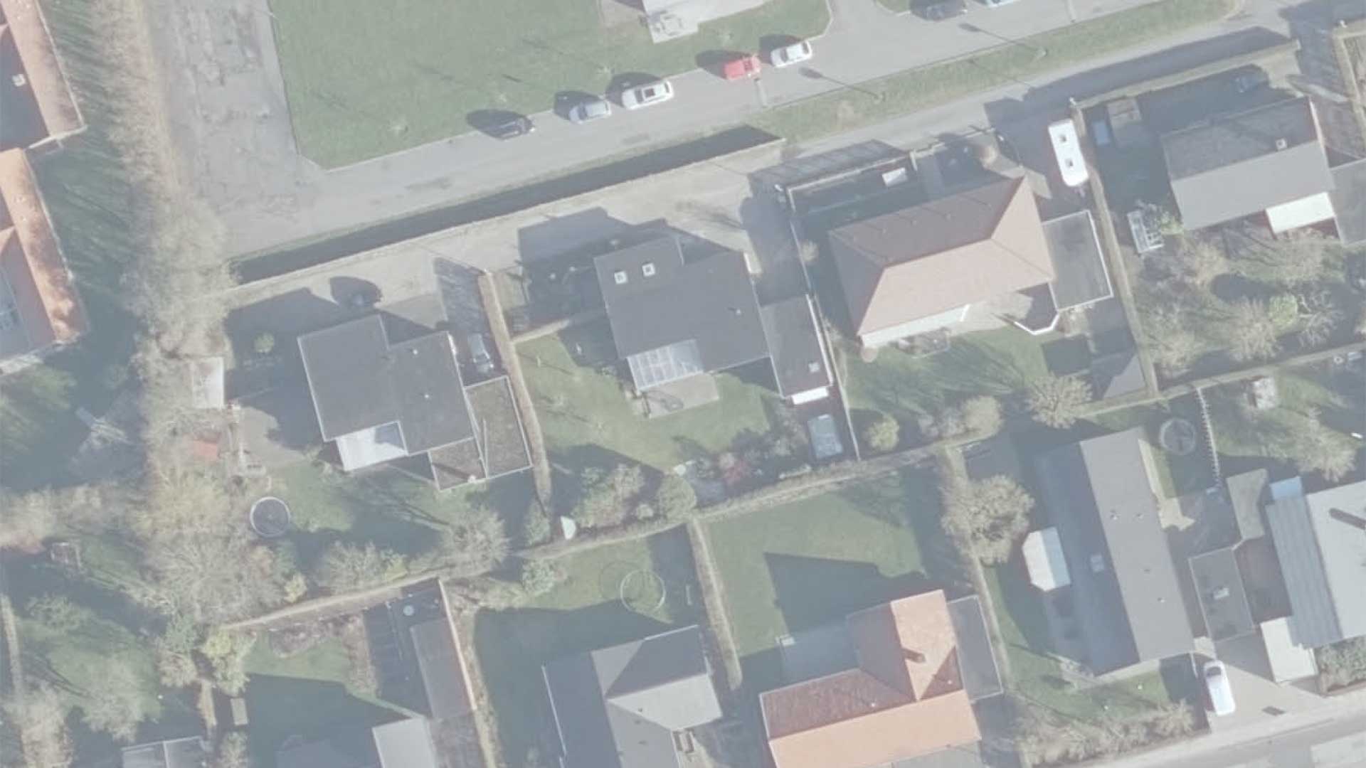 Satellitbillede af nærområdet omkring Rindsvej, 8920 Randers, der viser den eksisterende bolig og området omkring den, der skal modtage en tilbygning på 28 m². Billedet giver et overblik over de omkringliggende bygninger og veje.