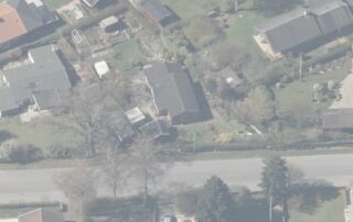Luftfoto af bolig og nærområde i Odder – eksisterende enfamiliehus før ombygning og tilbygning