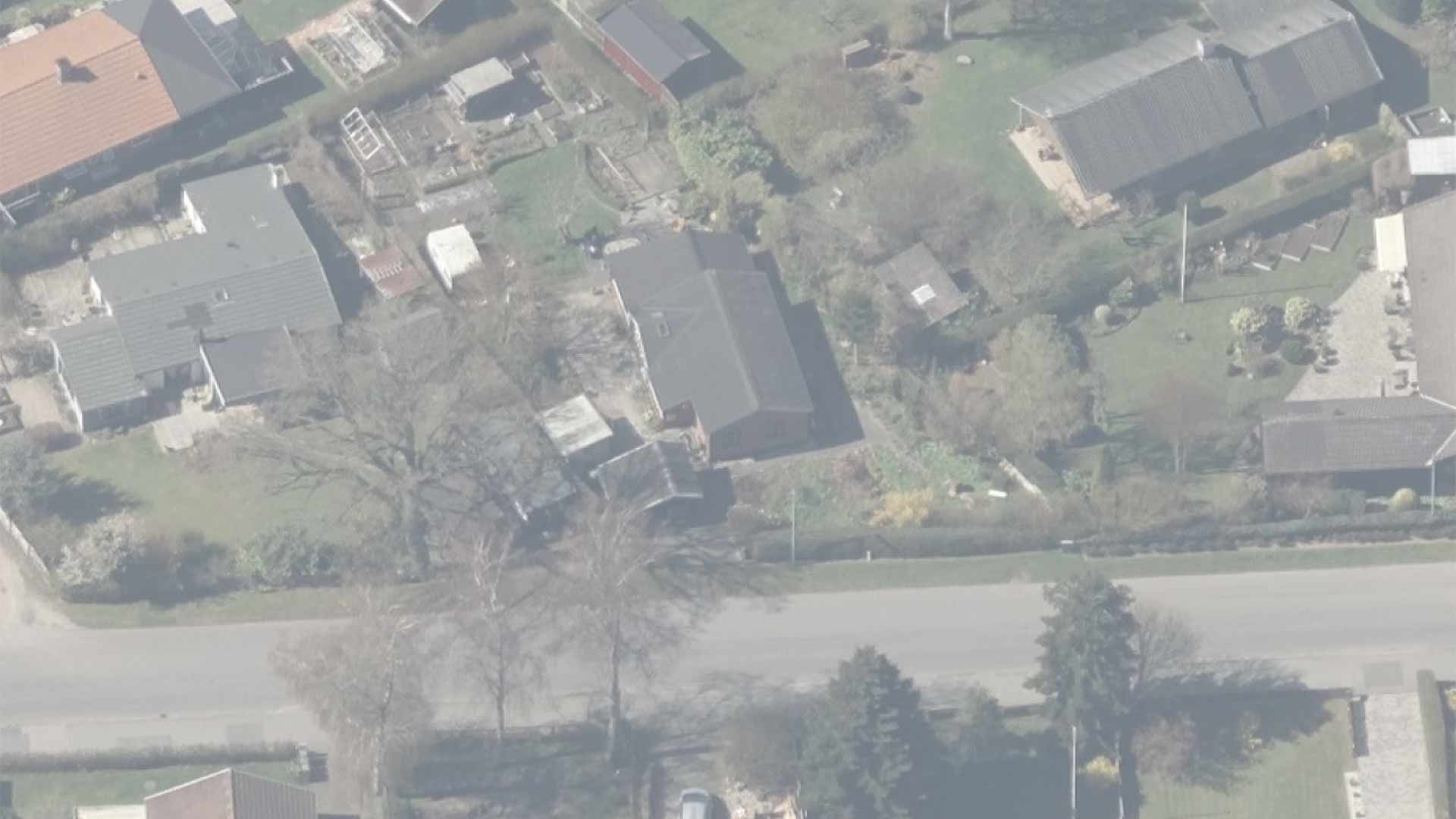 Luftfoto af bolig og nærområde i Odder – eksisterende enfamiliehus før ombygning og tilbygning