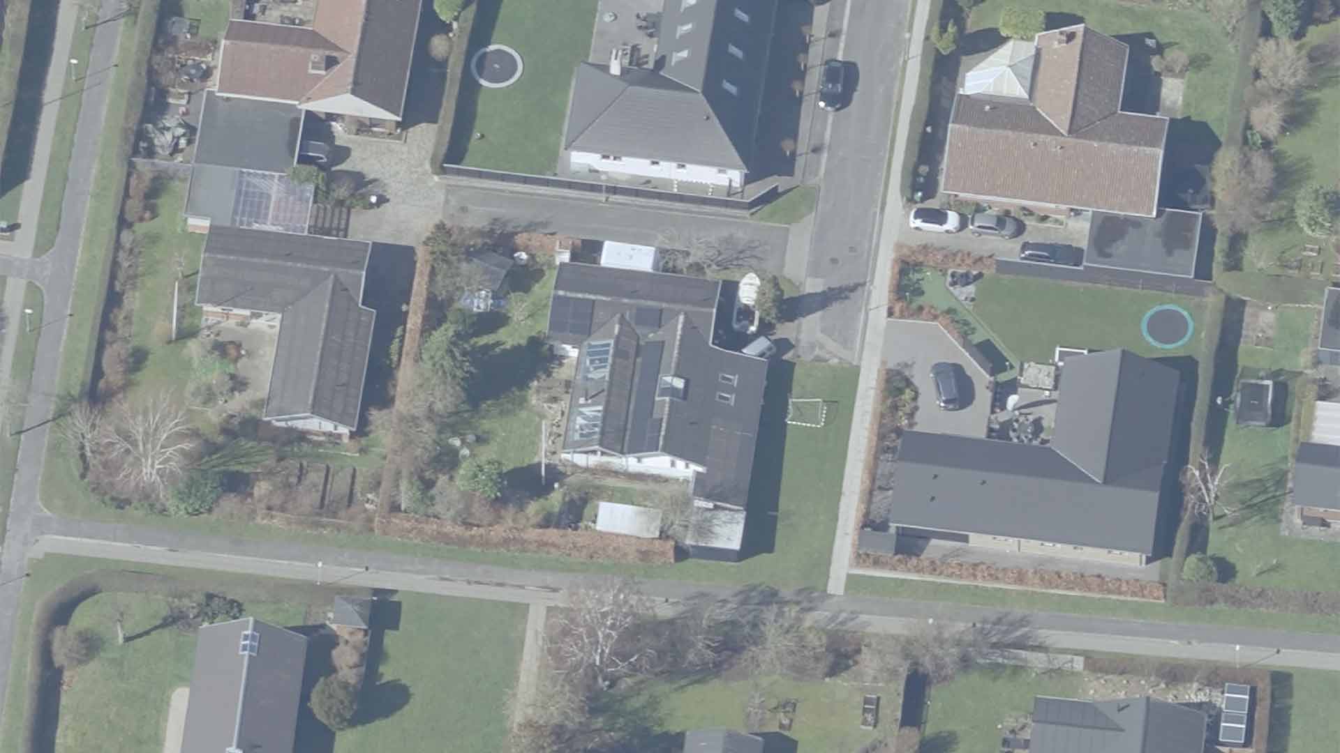 Luftfoto af boligområdet omkring Skæring Hedevej 162 i Egå, som viser boligens placering i forhold til nabobygninger og grønne arealer