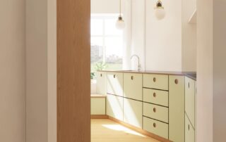 Visualisering af specialdesignet køkken i grønmalet birkekrydsfiner set fra gangen, med fokus på funktionel indretning og naturligt lys i lejlighed på Reykjaviksgade, København S.