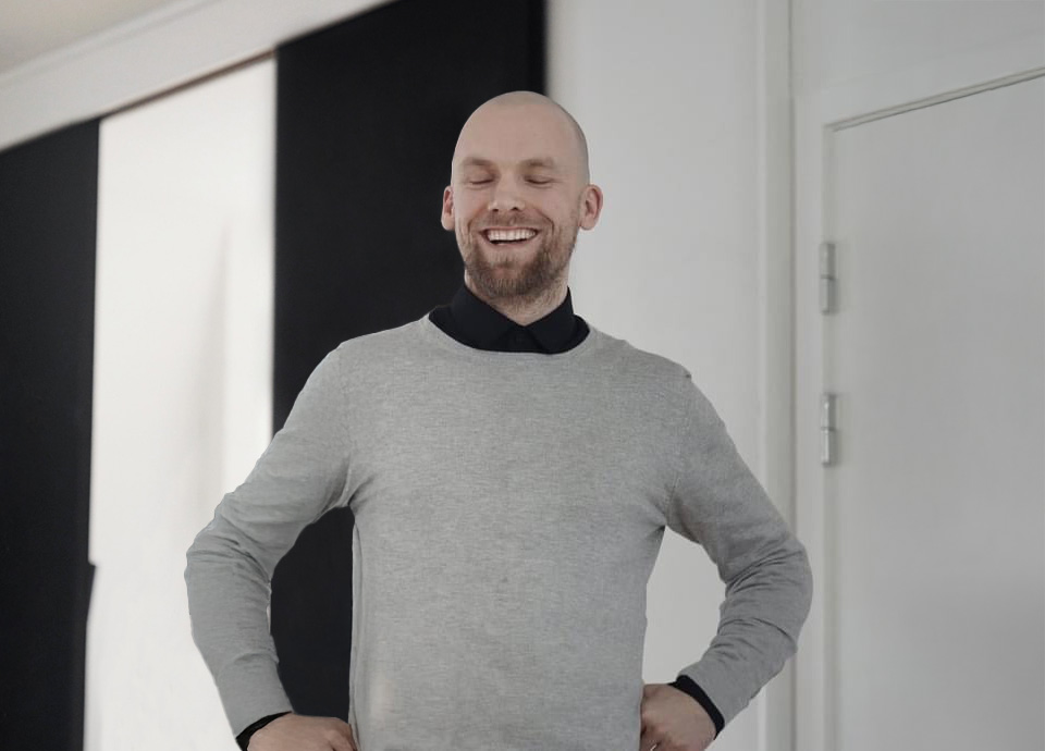 Arkitekt Mads fra Simple Space smilende under præsentation af konkurrenceprojekt – formidling af idé og arkitektonisk vision