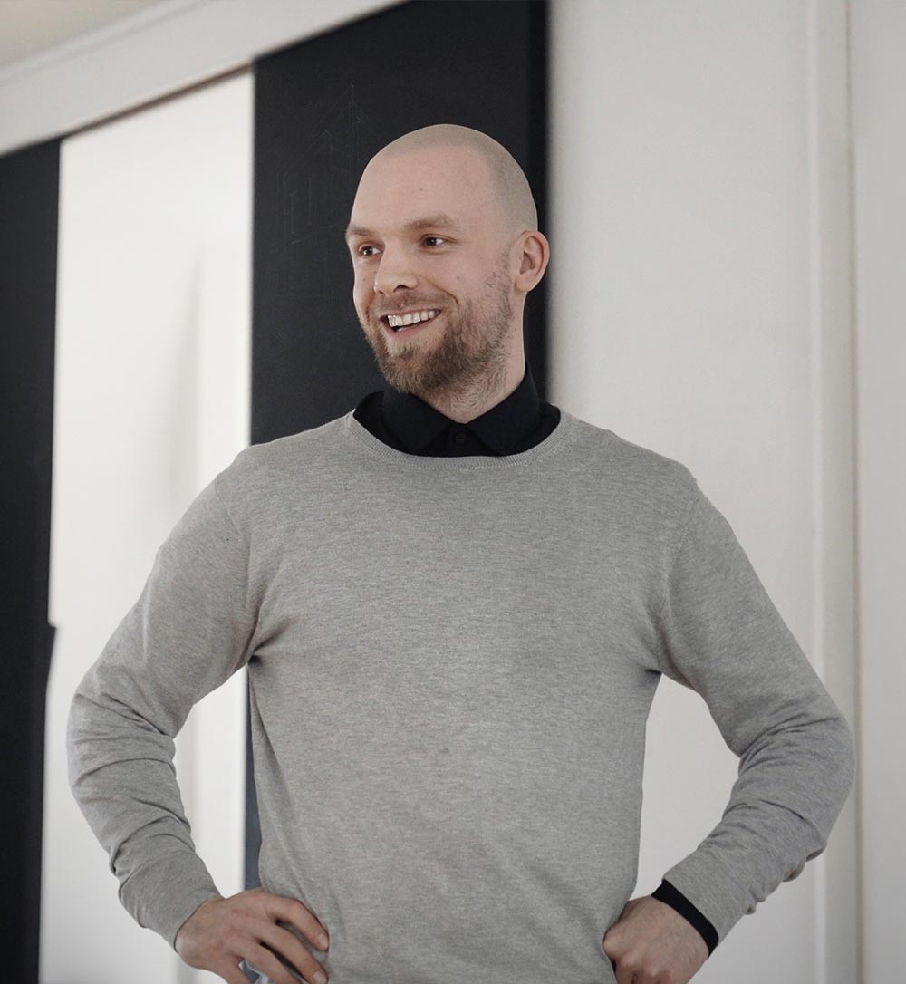 Mads – arkitekt og byggerådgiver hos Simple Space Portræt af arkitekt Mads fra Simple Space – byggerådgiver med fokus på funktionel og æstetisk arkitektur