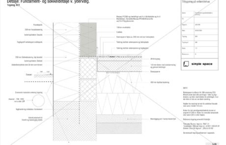 Detaljetegning af fundament og sokkelopbygning ved ydervæg. Viser sammensætning af facadepuds, isolering, murværk, radonsikring, dræn og betonfundament i snit. Anvendes som teknisk dokumentation i hovedprojekt.
