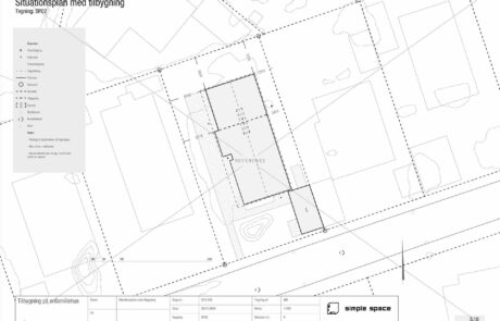 Situationsplan med eksisterende og fremtidig bebyggelse, der viser placering af tilbygning, adgangsforhold, belægning og naboskel.