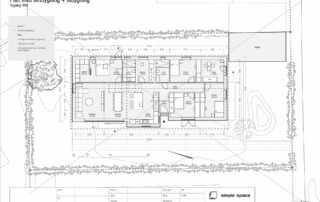 Plantegning af enfamiliehus med ombygning og tilbygning, der viser rumfordeling, arealer og funktioner samt markering af nye bygningsdele i projektet.