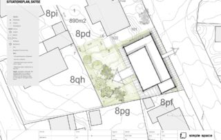 Skitsebaseret situationsplan med fokus på bygningens orientering og tagflader i relation til matrikelgrænser og eksisterende terræn. Planen viser adgangsforhold, friarealer og beplantning.