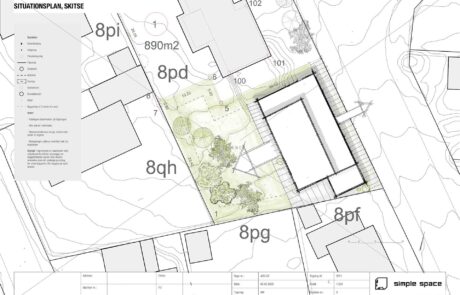 Skitsebaseret situationsplan med fokus på bygningens orientering og tagflader i relation til matrikelgrænser og eksisterende terræn. Planen viser adgangsforhold, friarealer og beplantning.